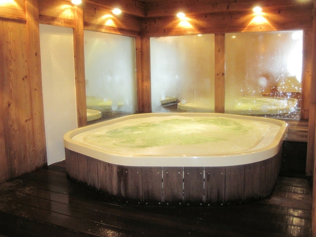 Découvrez le confort durable avec un spa rigide à domicile
